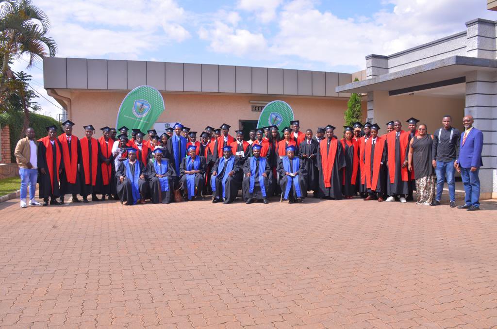 RwandaVets1's tweet photo. Today, 19th Nov. 2022, at its HQ in the Veterinary Doctors' swearing-in ceremony, @RwandaVets1 received the 40 graduates  Veterinary Doctors 'oath from the University of Rwanda/CAVM graduates, College of Veterinary Medicine  (Intake 2016 - 2022). https://t.co/ddafNLQm1U