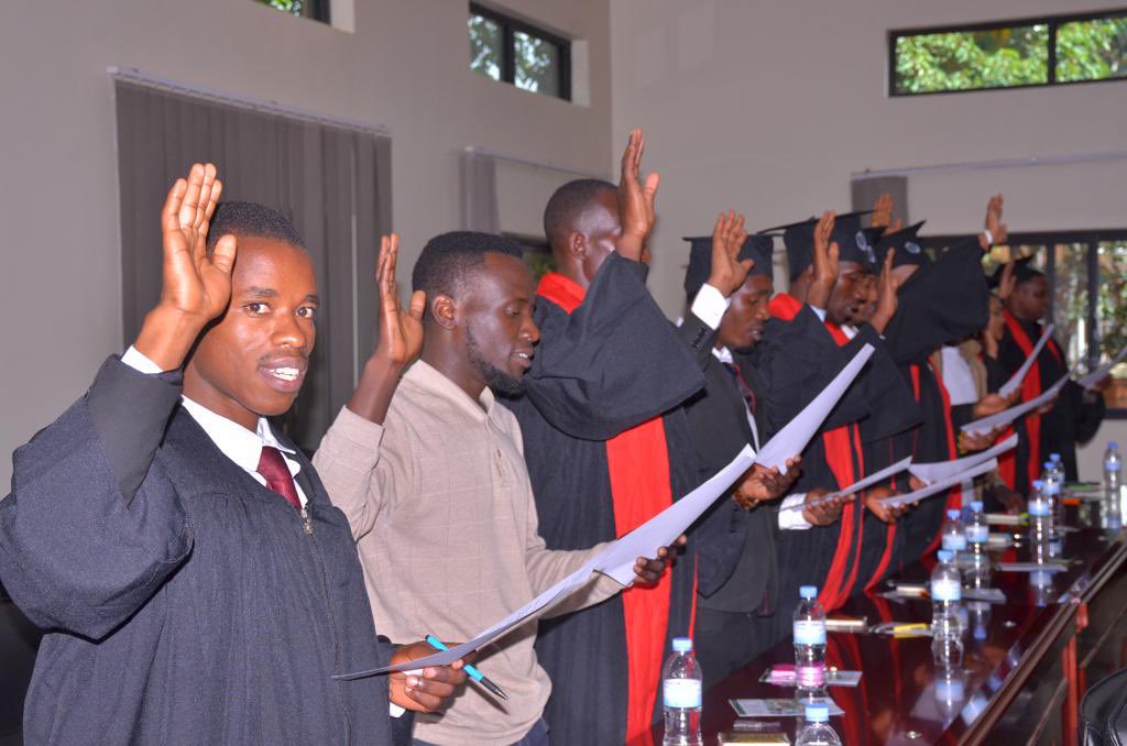 RwandaVets1's tweet photo. Today, 19th Nov. 2022, at its HQ in the Veterinary Doctors' swearing-in ceremony, @RwandaVets1 received the 40 graduates  Veterinary Doctors 'oath from the University of Rwanda/CAVM graduates, College of Veterinary Medicine  (Intake 2016 - 2022). https://t.co/ddafNLQm1U