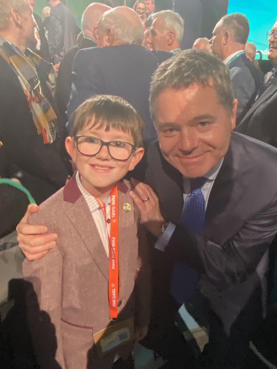 Paschald's tweet image. After so long, great to meet so many @FineGael members and friends at #FGAF22 today.