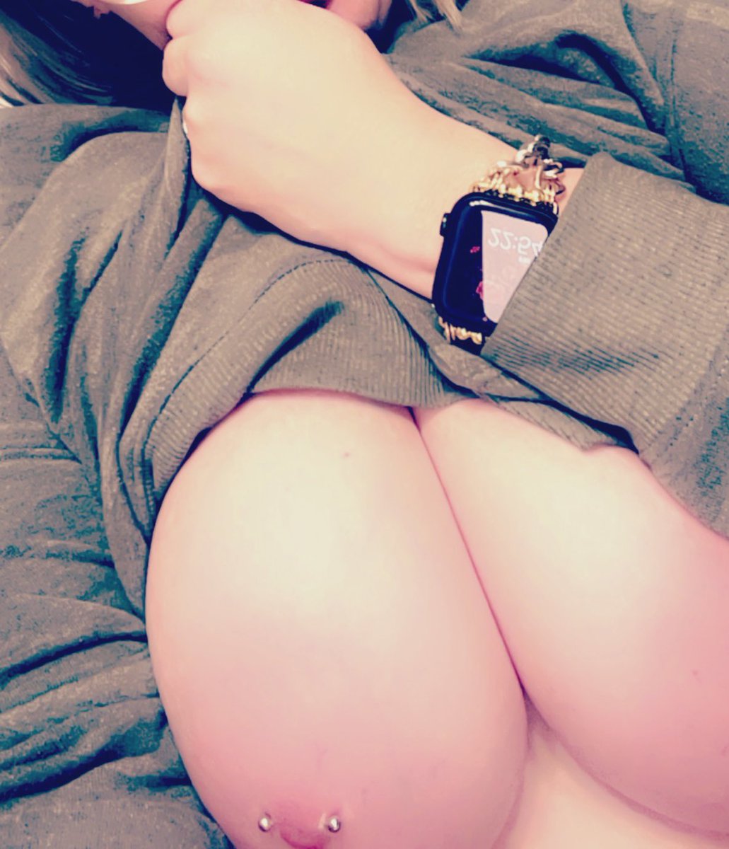 ambrc13's tweet photo. I’ve missed all of you! 😘🤤 @Willywilly2525  #Bigtitdrop #NipSlip https://t.co/I9wzRfEt3I