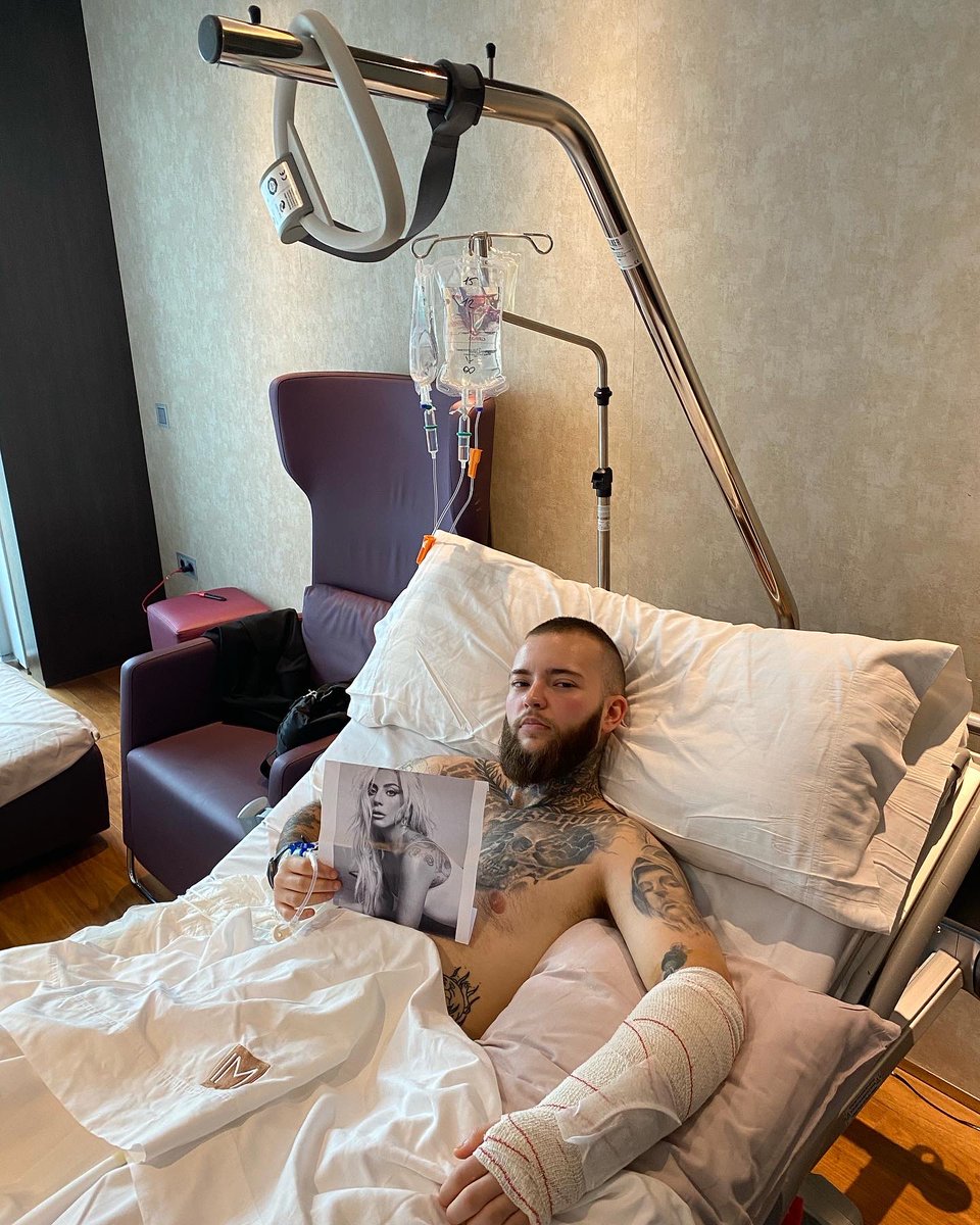 gagalejandro_'s tweet photo. Female to male Phalloplasty 2022 and Mastectomy 2015 

Always with Gaga’s “company”, one of my biggest support since 2011. She make me brave, and here I am, 4 days post op 🙏🏼❤️  Love u @ladygaga https://t.co/yVU1DbGjnJ