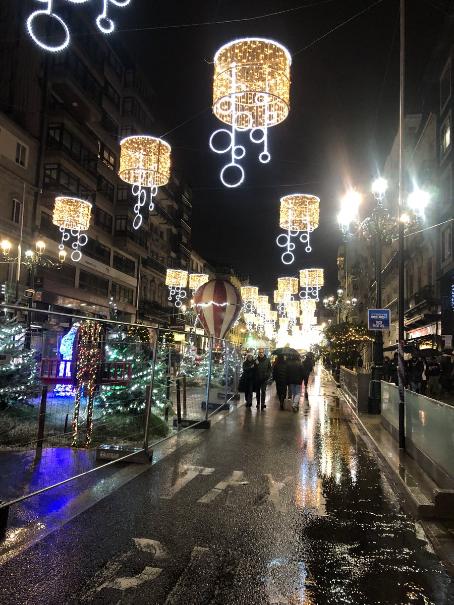 UlisesMathey's tweet photo. #Agoramesmo #Vigo @pontevedra #Galiza acendiu as luces o señor caballeiro este ano e inda mais lindo có último, de verdade. https://t.co/8PRg4GTShy