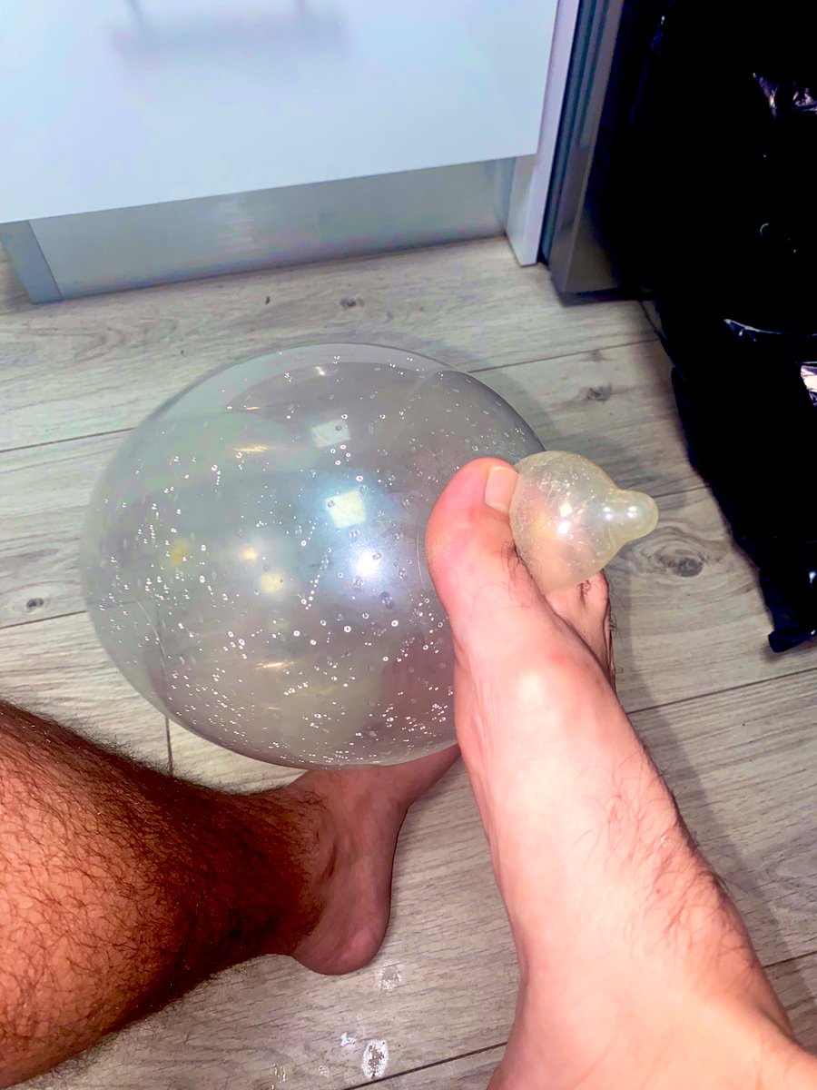 Freakfeets's tweet photo. Playing with my balloon 🎈 funny jerk 🐷🐷 #balloonfethish #feetfethish #malefeet #gayfeet #gaybathroom #fetichepies #fetichistespieds https://t.co/DDcsAbBb8J