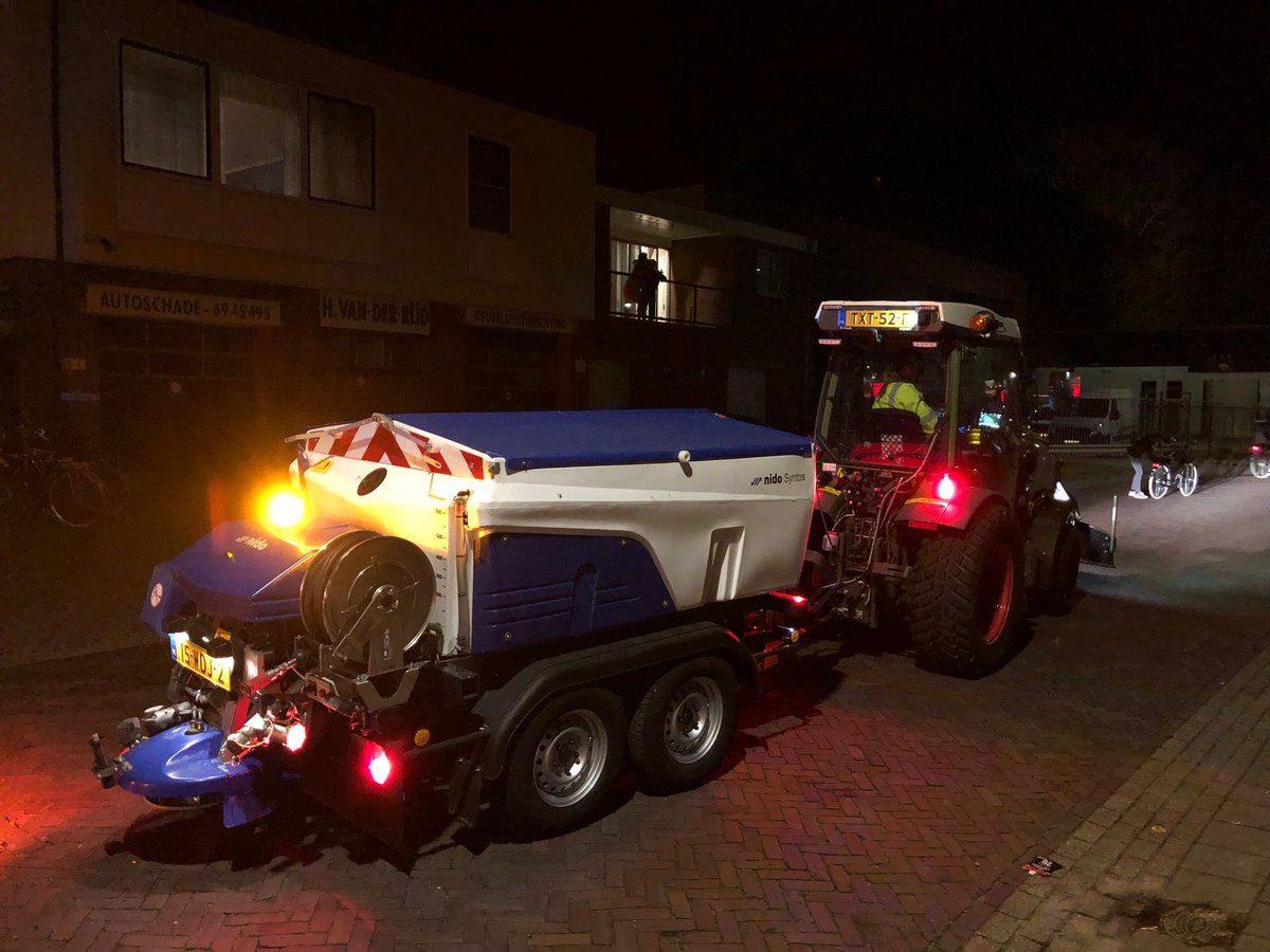 Vannacht koelt het af naar -4 tot -6 graden. Bruggen en viaducten kunnen glad zijn, ook morgenochtend nog. Vandaar onze preventieve strooiactie gestart. Wees voorzichtig.