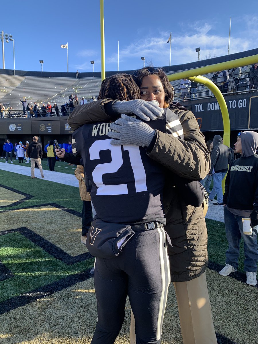 🥲 Find an AD who cares as much as <a href="/VandyAD/">Candice Storey Lee</a> 

#AnchorDown