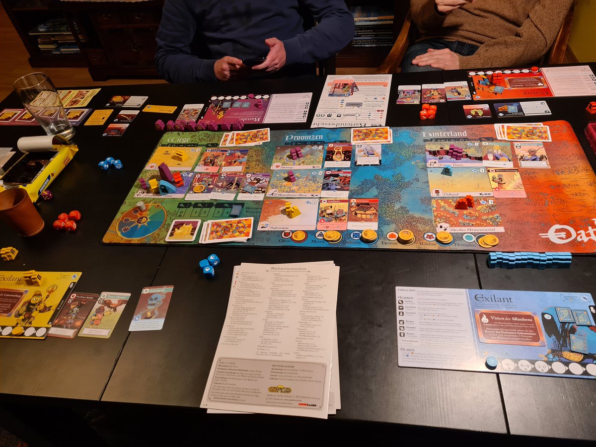 So gegen 21 Uhr gewann der Kanzler nach der achten Runde, quasi Sieg durch Kriegsmüdigkeit. 😅
Ein tolles Spiel mit vielen Facetten und Strategien, die allerdings auch erst Mal durchschaut und verstanden werden müssen. 🙈🙃