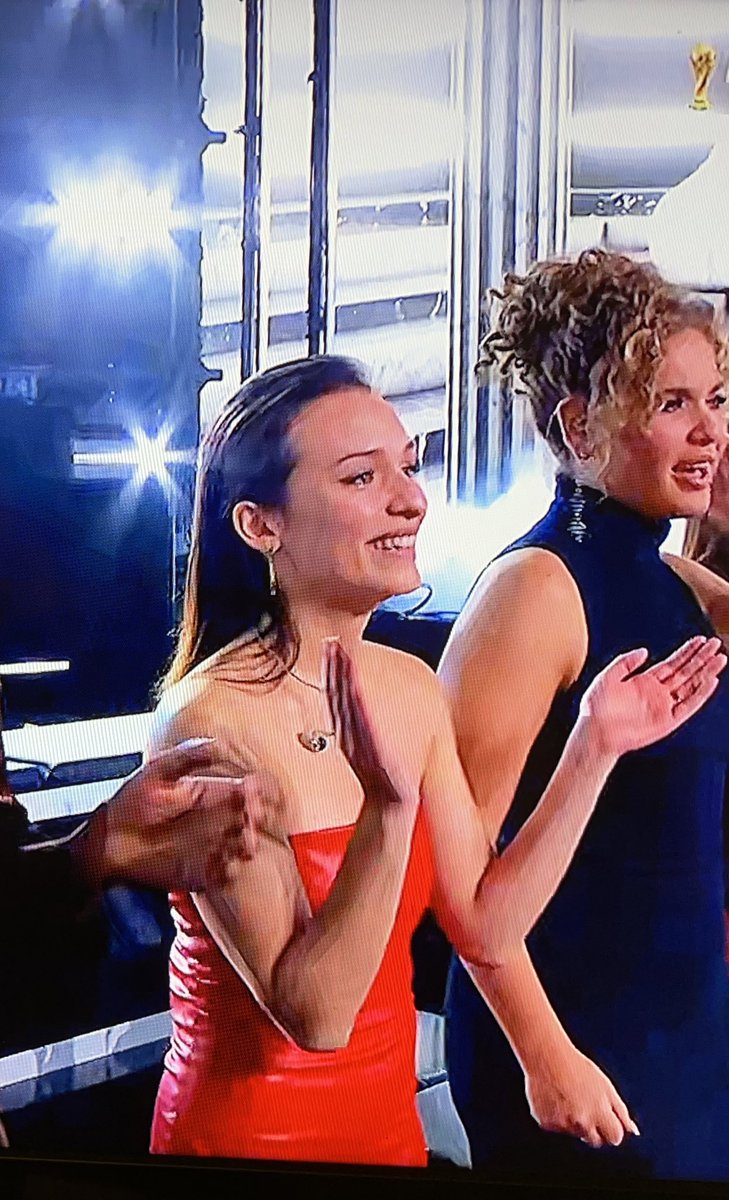 DevenharryO's tweet photo. Il faut avoir tous des amis comme ÉNOLA dans votre vie . Regardez comment elle regarde avec admiration son ami. Elle c’est tellement une bonne personne 😭🥰
#StarAcademy  #staracdemylelive #staracdemy2022  #ENOLA #chris #lea https://t.co/Ezwmm66Rtd