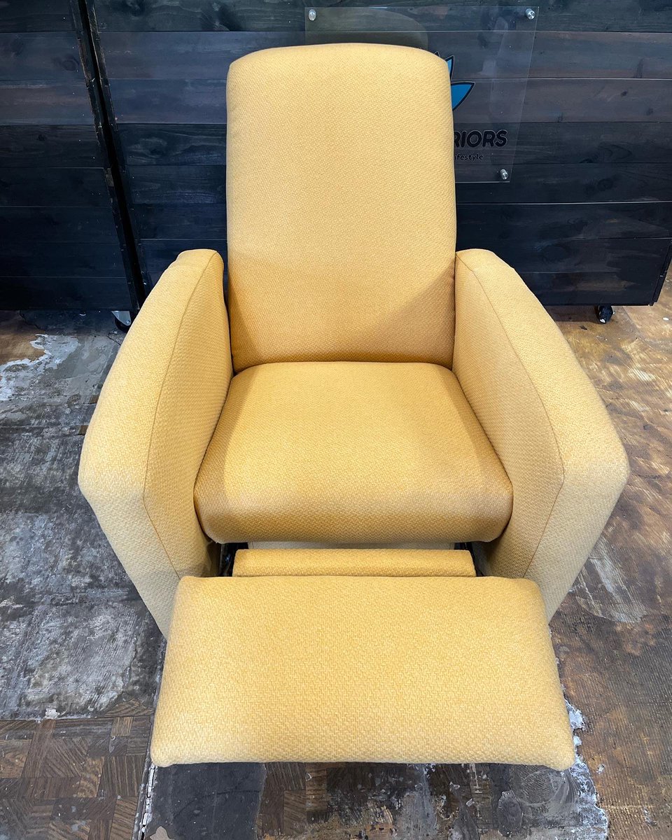 KZI_AZ's tweet image. Completed and delivered this beautiful recliner! Love the recliner life! #kziaz #upholsteryisart #reclinerlife #recliner #yellow #upholstery