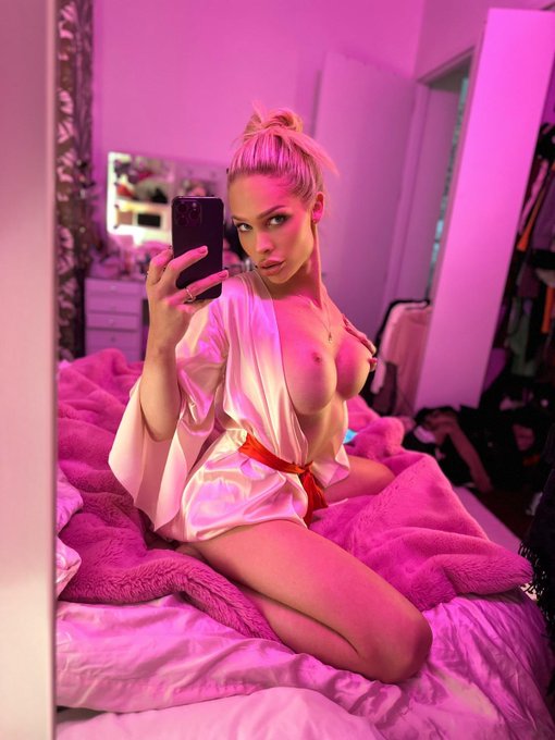 Come to bed 😈💗 https://t.co/aljPg7WOc0
