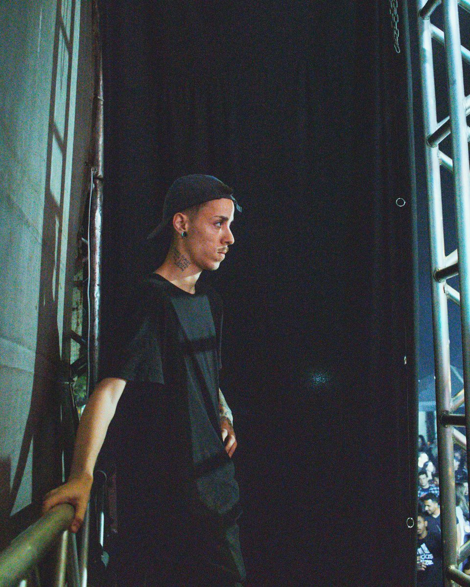 bandapappajack's tweet photo. A concentração contagia os bastidores da Pappa Jack antes de subir no palco. 
Saca só! 😎🔥

Fotos: teixeirinha_810

#BandaPappaJack https://t.co/LRRhwH2zk9