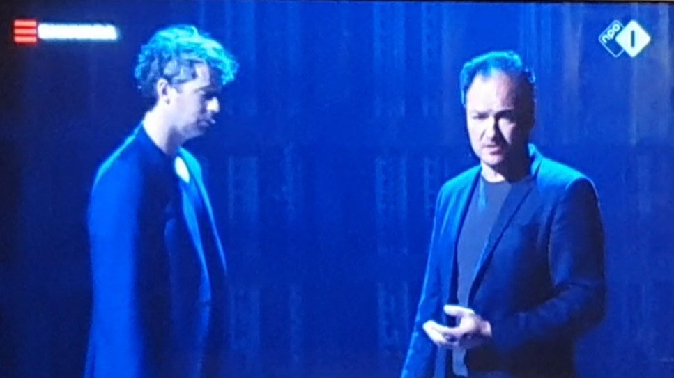 Een Frans chanson oa over het Matthijs van Nieuwkerk debacle vind ik toch wel formidable 🤣 <a href="/eventothier/">Even Tot Hier</a> #achterdeschermen