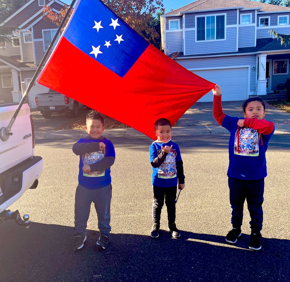 O AI LE TOA🇼🇸🇼🇸🇼🇸 my littles heading to the parade with their Uncle. Iron on transfers FTW for last minute shirts, lol. #ToaSamoa