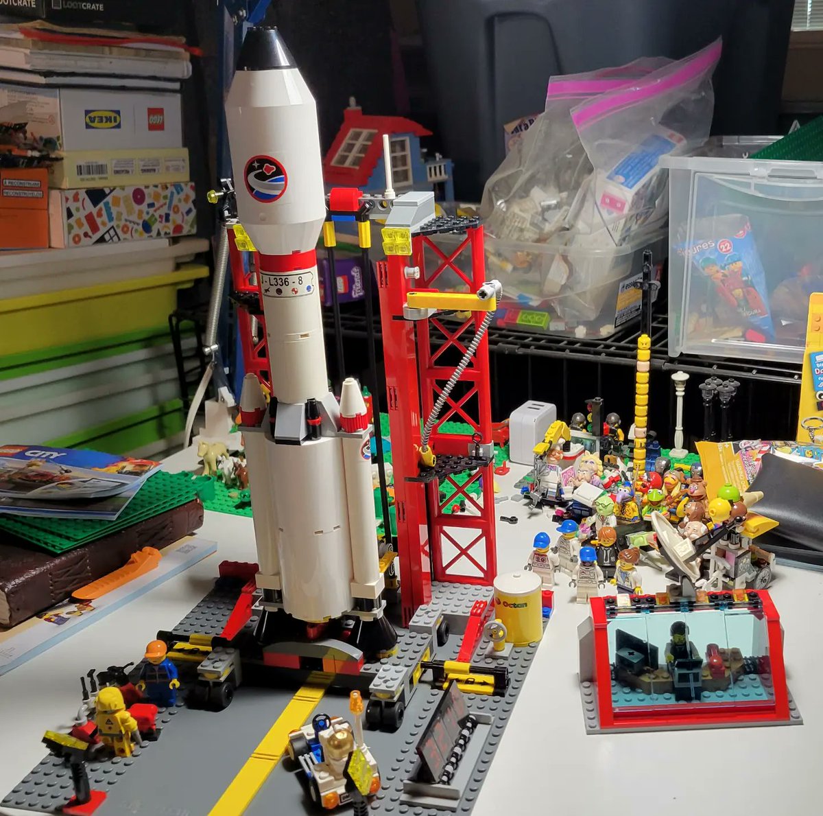 alt_world's tweet photo. A little down time, which I spent expanding Legoville's Space Port 👍 

#Lego #Legoville #LegoSpace #Afol https://t.co/abHLK1p5KS