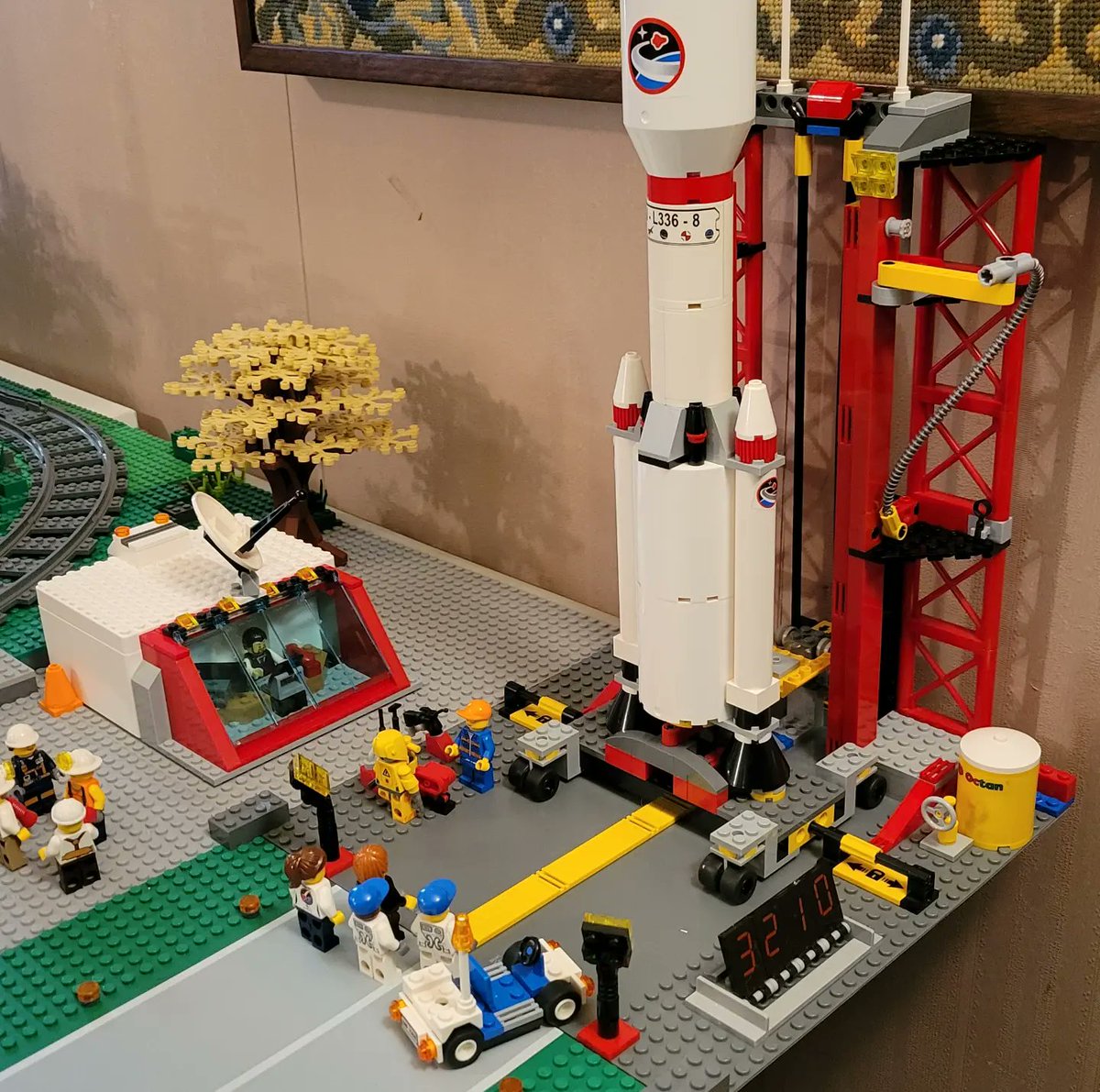 alt_world's tweet photo. A little down time, which I spent expanding Legoville's Space Port 👍 

#Lego #Legoville #LegoSpace #Afol https://t.co/abHLK1p5KS