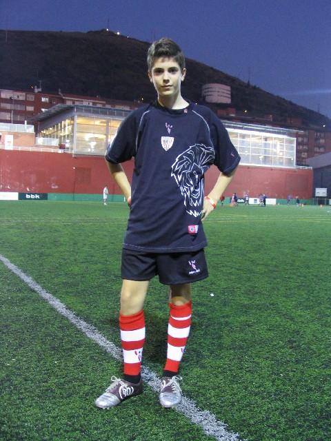 MrxSoki's tweet photo. Ofrezco mi candidatura para el partido de vuelta ESP vs FRA de Youtubers si hay alguna baja, no puedo seguir viendo esta masacre
Adjunto Soki joven pichichi @DjMaRiiO https://t.co/dwoVa371bL