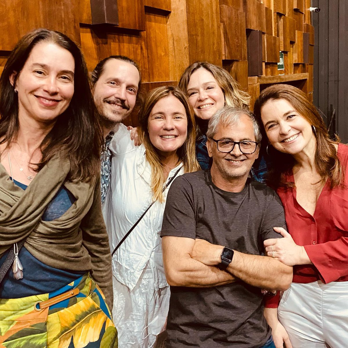 contigoesteves's tweet photo. ÍCONES! Adriana Esteves prestigiando a "amiga, gata garota" Claudia Abreu, ontem no teatro https://t.co/SIwoMg6ght