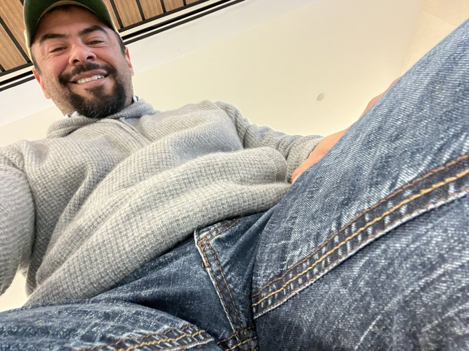 Waiting for my flight, wearing tight pants 🍑💕 https://t.co/1paebRja0R<a href="/tag/mvsales"class="tags"><span>#mvsales</span></a><a href="/tag/mvboys"class="tags"><span>#mvboys</span></a>