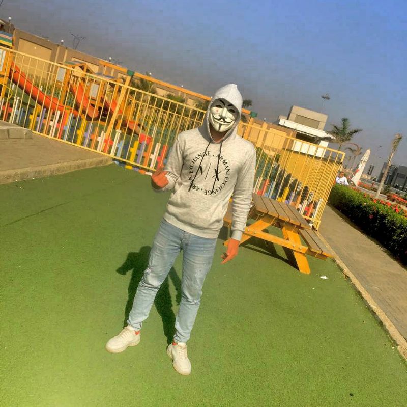 يستطيع الإنسان أن يقاوم كل شيء إلا حزن يراه في عين أمه