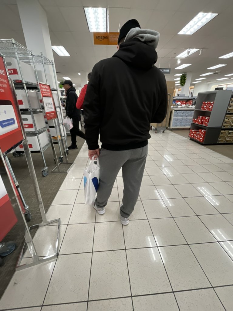 GUINEAWITCH's tweet photo. this man just straight up ripped the most PUTRID ASS in front of me on line and stepped out of his noxious fart cloud for me to unwillingly step into it. I will be spending the next 10 mins on line imagining round house kicking him out of this ASSURED STANCE https://t.co/zKBkY01jhW