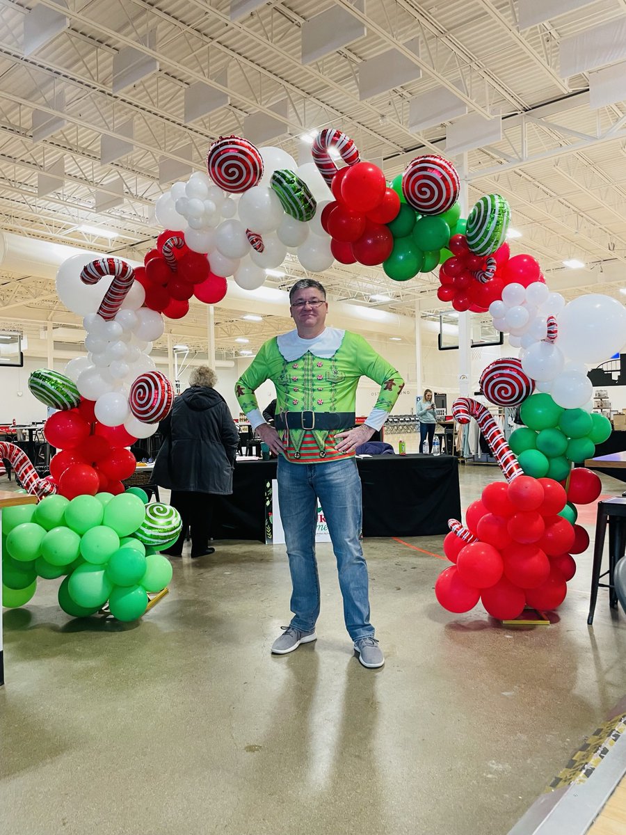 🌟Tour of Homes volunteers festive fashion continues! Our tour guide Jeff Stanley putting the “elfie” in selfie! 🤩 you rock!