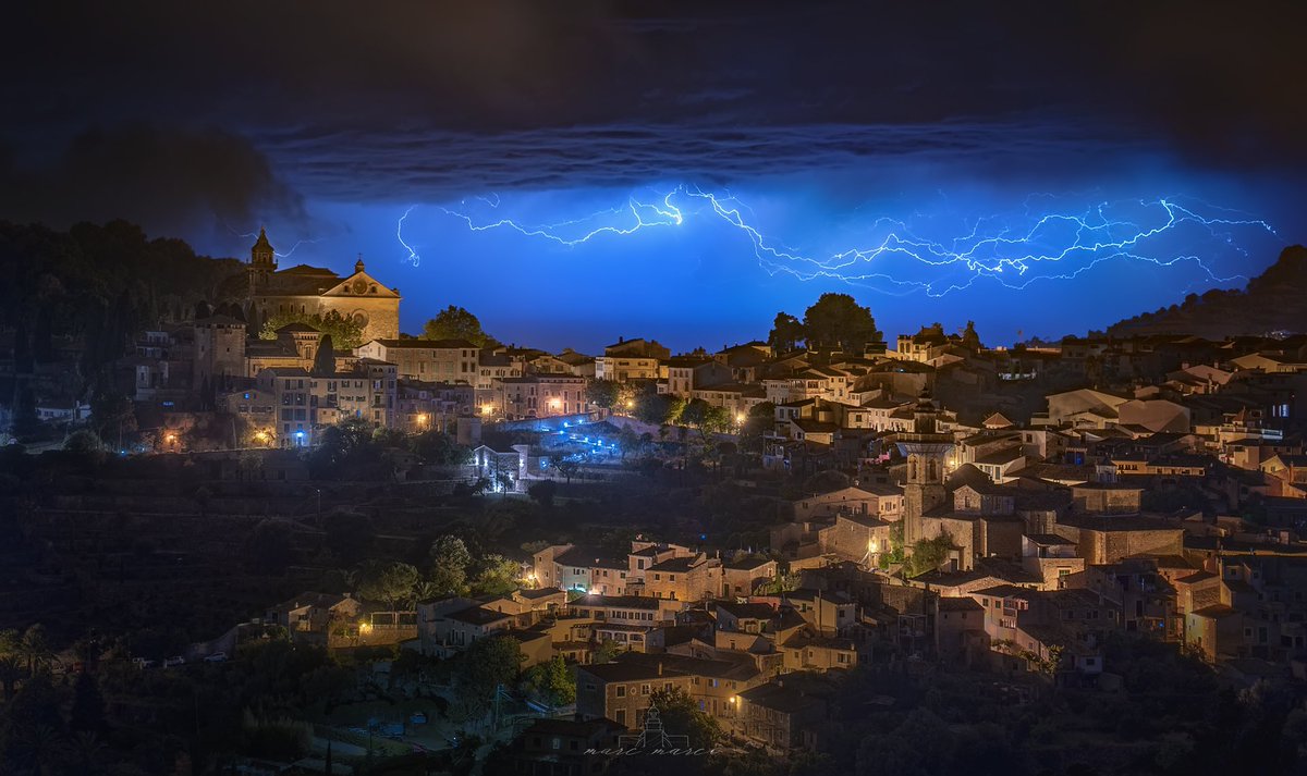 MarcMarcoPhoto's tweet photo. Noches de rayos en Valldemossa.

Instagram:
@marcmarcophotography https://t.co/2IGD7CrcGZ