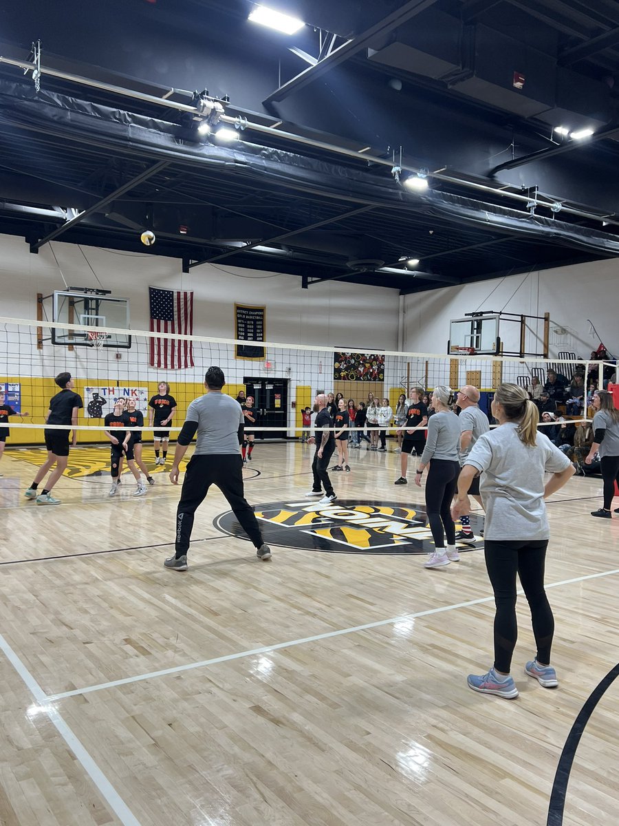 Kerry_Foote21's tweet photo. Great night at Volley for Vets!! Huge shout out to Mrs. Munro, our former UTMS students and all those who came to play or watch! #theU #teamUTMS #VolleyforVets https://t.co/nYhQTRTwxM