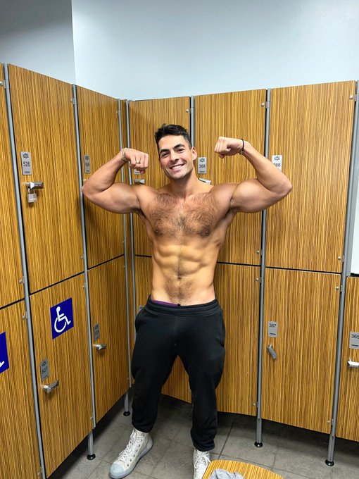 Which one do you prefer ?❤️🫶 Smiley chris or serious chris ? https://t.co/MKdzyho0gL