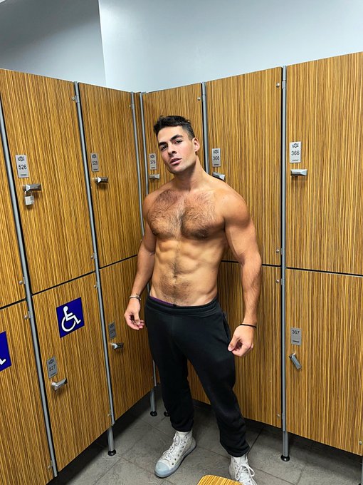 Which one do you prefer ?❤️🫶 Smiley chris or serious chris ? https://t.co/MKdzyho0gL