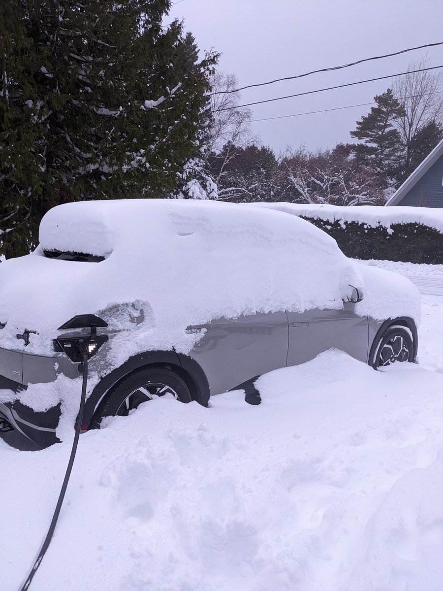Ioniq5_Sweet's tweet photo. Charging in the snow... Our battery is our back up heater if we lose power! https://t.co/iepoCcVoFJ