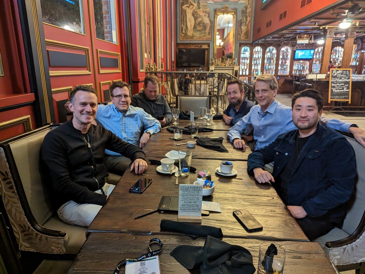 'Neurons talking about neurons'... #SfN2022 <a href="/dougweberlab/">Doug Weber</a> <a href="/tomoxl/">Thomas Oxley</a> <a href="/JackWJudy/">Jack Judy</a> @KipLudwig Peter Yoo