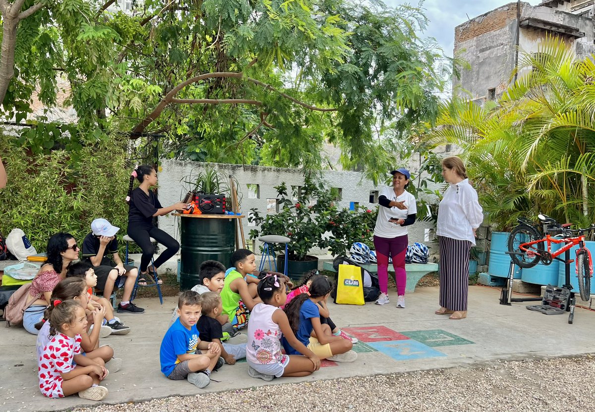 veloencuba's tweet photo. 🚲 Hoy desarrollamos varias actividades en celebración de la #COP27 y el Día Mundial de la Infancia junto al Parque Hábitat, la @UEenCuba y su embajadora Isabel Brilhante Pedrosa 🇪🇺
#VéloCuba #movilidadsostenible #diamundialdelainfancia #climatechange #climateaction https://t.co/n3sKsVfxBQ