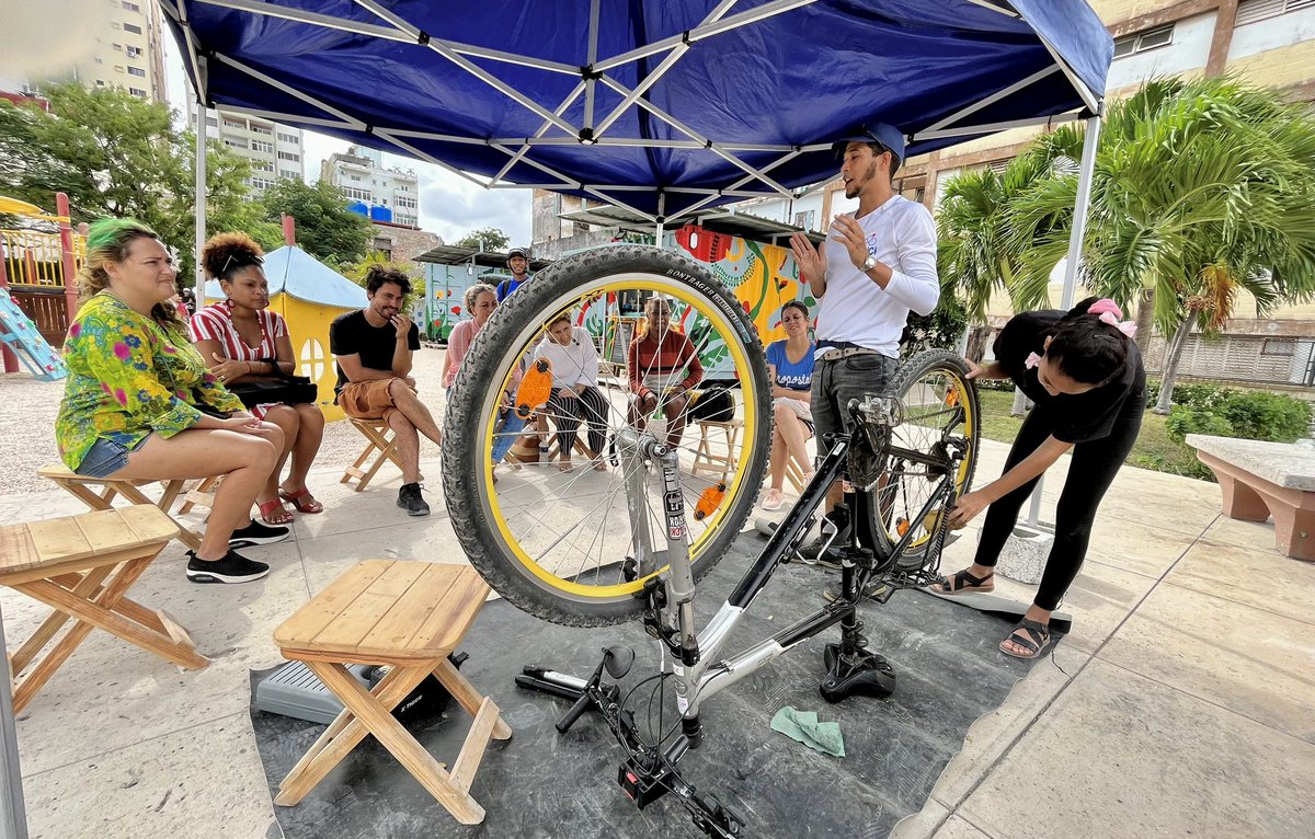 veloencuba's tweet photo. 🚲 Hoy desarrollamos varias actividades en celebración de la #COP27 y el Día Mundial de la Infancia junto al Parque Hábitat, la @UEenCuba y su embajadora Isabel Brilhante Pedrosa 🇪🇺
#VéloCuba #movilidadsostenible #diamundialdelainfancia #climatechange #climateaction https://t.co/n3sKsVfxBQ