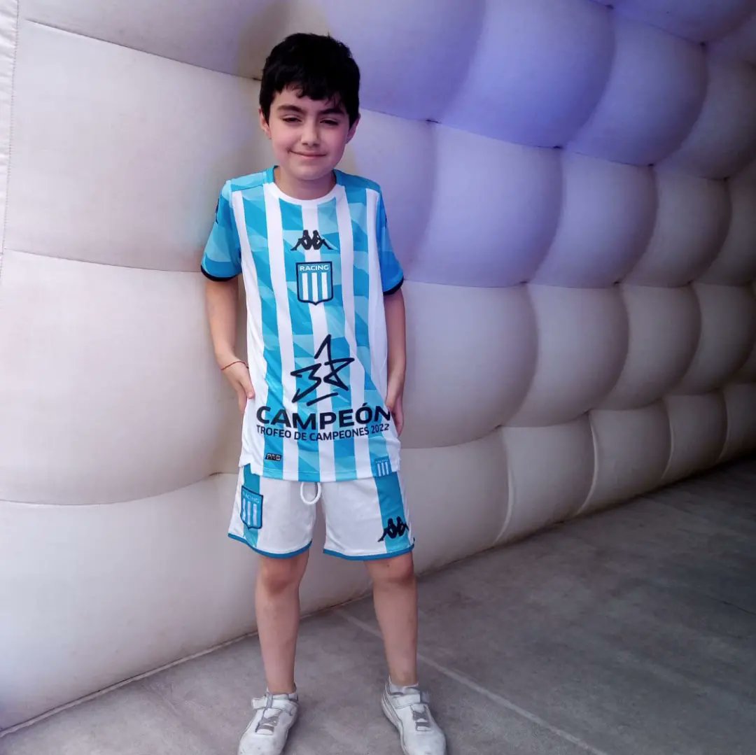 SantiagoLLamas's tweet photo. ¿Mundial? ¿Que Mundial? ¡Nosotros/as seguimos festejando!
#RacingCampeon2022
#ElMejorDeTodos
#RacingFest
#Racing https://t.co/DWLKuYcgnF