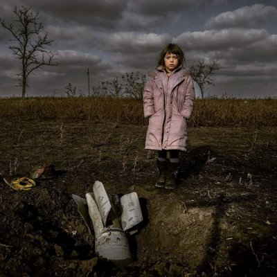 intermarium24's tweet photo. I hope that in 20 years this Ukrainian girl will take a picture of herself in the same place but already in a free, independent Ukraine that is part of the civilized Western world.  

#Ukraine #UkraineWar #RussianArmy #RussiaIsLosing #Russia #Russians #Kherson https://t.co/r6rpHZsGyw