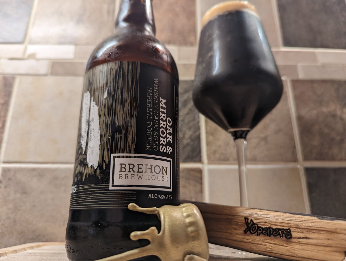 HoppyGolfer's tweet photo. Tonight's beers brought to you @LacadaBrew and @brehonblonde 

2 great examples of how to do stout and porter well. Cheers guys 🍻

#stout #porter #barrelaged #craftbeer #irishcraftbeer https://t.co/4Qtnphi8jB