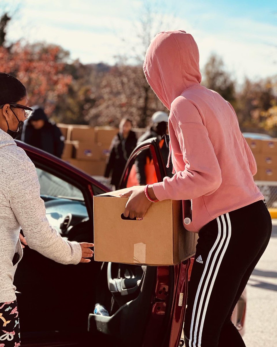 BladensburgMD's tweet photo. The CommUNITY came together to give back and we couldn’t be more grateful for our partners and volunteers to make this Bladensburg Thanksgiving Meal Distribution possible: @NoOppWastedFdn, @VictoryGraceCtr #Bladensburg https://t.co/uLJrEgphSj