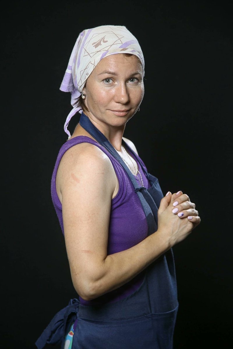 Энтузиаст из Вологды Михаил Трапезников фотографирует обычных трудовых людей - на заводах, в тепличных хозяйствах, в автомастерских и т.д.
Такие люди должны быть в зале новогоднего «Огонька», а не напомаженные куклы из шоубизнеса.