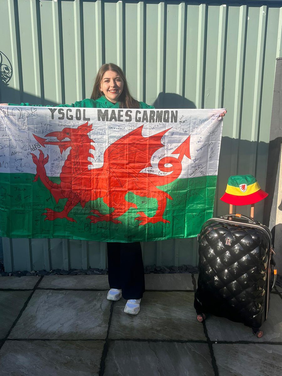 MaesGarmon's tweet photo. 🏴󠁧󠁢󠁷󠁬󠁳󠁿Siwrne saff i chi, Miss Roberts! Mwynhewch y profiad o ganu yng Nghwpan y Byd yn Qatar. Rydym yn falch ohonoch!🏴󠁧󠁢󠁷󠁬󠁳󠁿Wishing Miss Roberts a safe journey to Qatar. Keep your eyes peeled on the choir singing before the Wales match…! @cerddmaesgarmon 🏴󠁧󠁢󠁷󠁬󠁳󠁿 #balch #profiad #teuluYMG 🏴󠁧󠁢󠁷󠁬󠁳󠁿 https://t.co/b6VHjExEjd