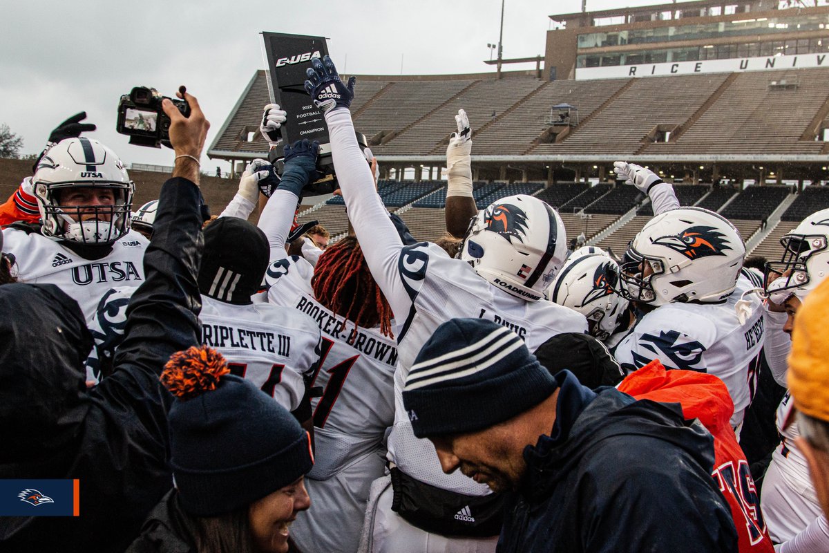 UTSAFTBL's tweet photo. Heard it's 𝙲𝙷𝙰𝙼𝙿𝙸𝙾𝙽𝚂𝙷𝙸𝙿 𝚂𝙴𝙰𝚂𝙾𝙽 in Alamo City 🏆

#210TriangleOfToughness
#LetsGo210 | #BirdsUp 🤙 https://t.co/ah19hE3pex