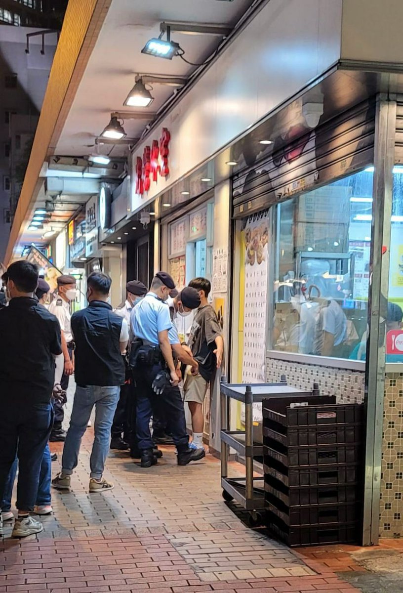 lvcatablecc's tweet photo. 黑警冚家亡！

食光榮要搜身？啲狗冇野做
(攝於18/11 晚上8點光榮冰室外) https://t.co/eJAybxsaLR