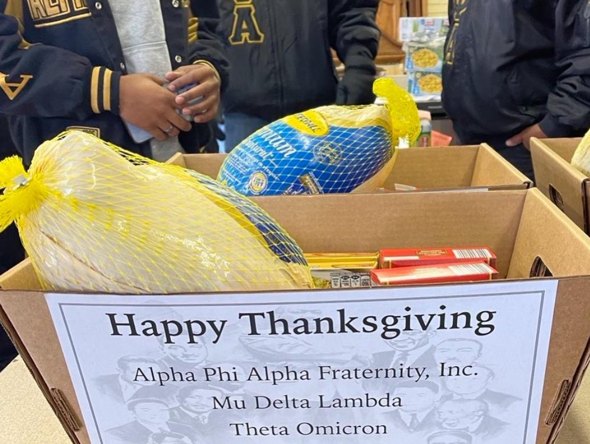 The Theta Omicron and Mu Delta Lambda brothers gave away turkeys to members of the Decatur, IL community🦃! Have a Happy Thanksgiving and please be safe over the holiday break🤙🏿.