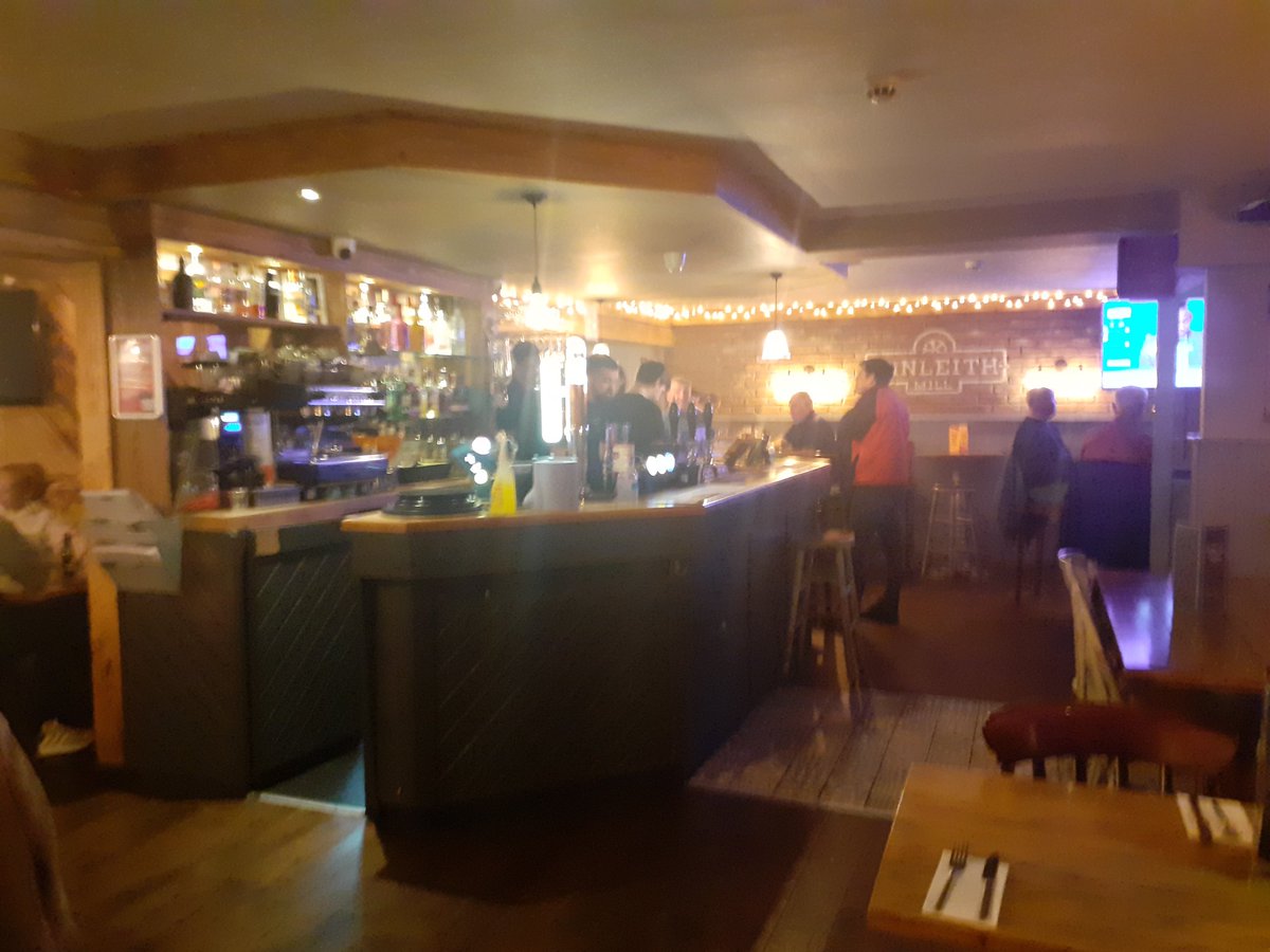 sandymb1956's tweet photo. Looking good on a November late afternoon/early evening the #KinleithMill #JuniperGreen #Edinburgh #EdinburghPub #SouthWestEdinburgh #PubsOfEdinburgh #AuldReekie https://t.co/b5SroJfLvg