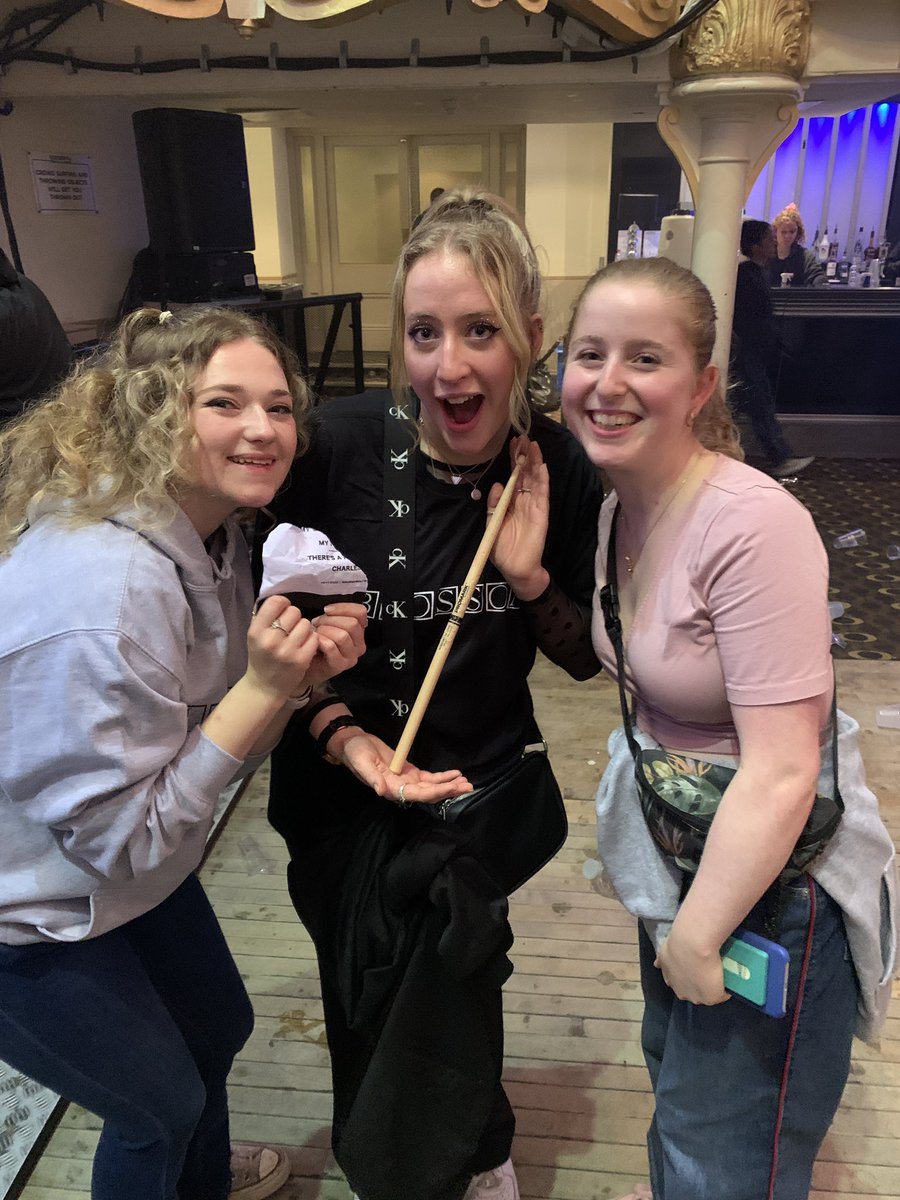 ChelsJacques's tweet photo. Blossoms tonight we’re insane!!! You’re all legends, especially joe who gave me his drumstick 💁🏼‍♀️💅 @JoeDonovan92 @BlossomsBand @atmostonetour https://t.co/1jjwbgd05q