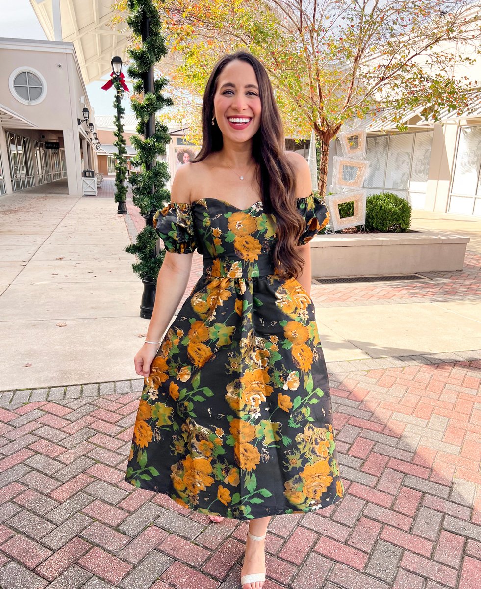 Tis' the season for looking fabulous ✨ Tap the link to shop festive fits for all your upcoming holiday events! bit.ly/3VcK1yJ 📸: @SashaMiana