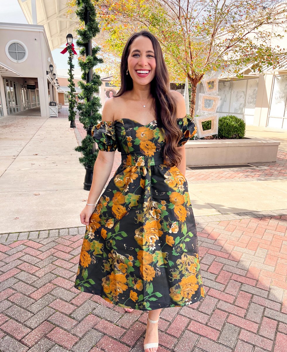 Tis' the season for looking fabulous ✨

Tap the link to shop festive fits for all your upcoming holiday events! bit.ly/3VcK1yJ  

📸: @SashaMiana