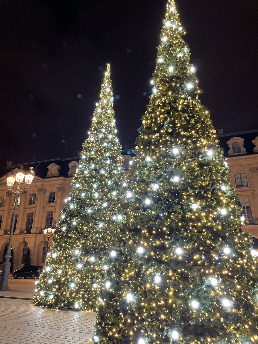 AislingReighCPC's tweet photo. Getting that Christmas feeling #WeekendInParis https://t.co/tS8ryFMHLs