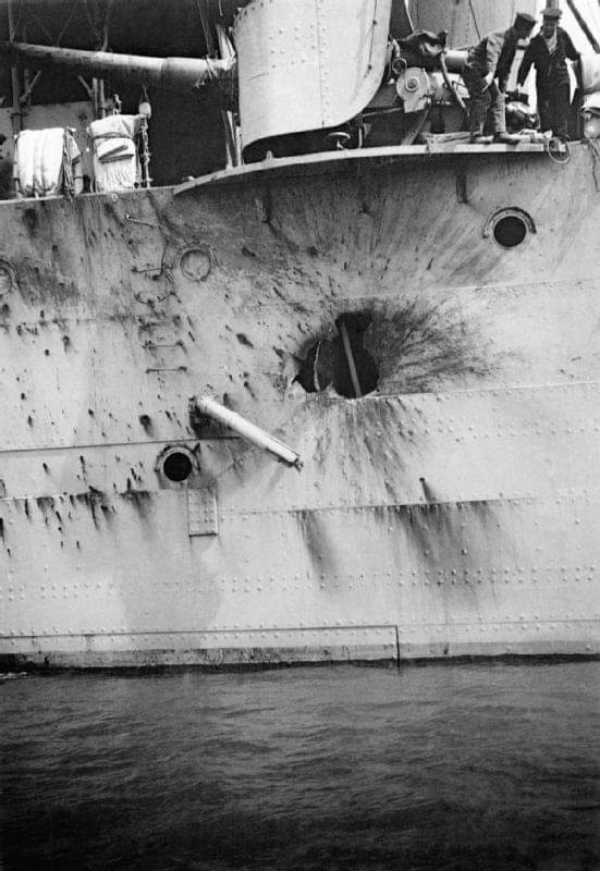 TRUFAULT's tweet photo. A shell-hole in the side of #HMSChester sustained at the #BattleofJutland, 31 May 1916.
Visible on deck is a 5.5-inch #gun.
๐ฌ๐ง๐ฅ
#WWI #WW1 #Wars #War https://t.co/S1At2FwMYP