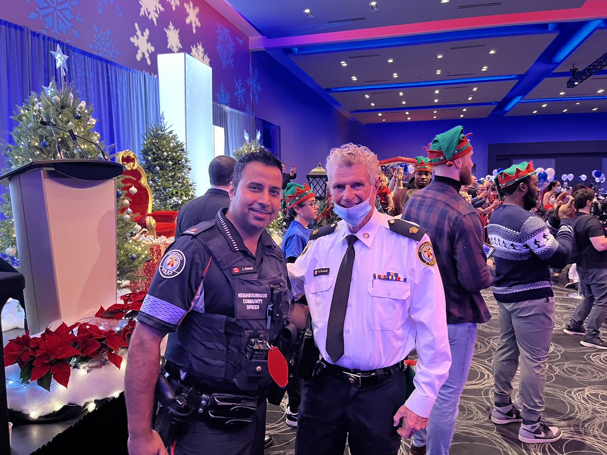 Blessed to partake in @Jakes_House holiday party for families living with #Autism Seeing the joy in hundreds of children and their families while calling their names to receive a holiday gift was an honour and truly amazing! #christmas2022 @TPS23Div #community @TonyMonaco