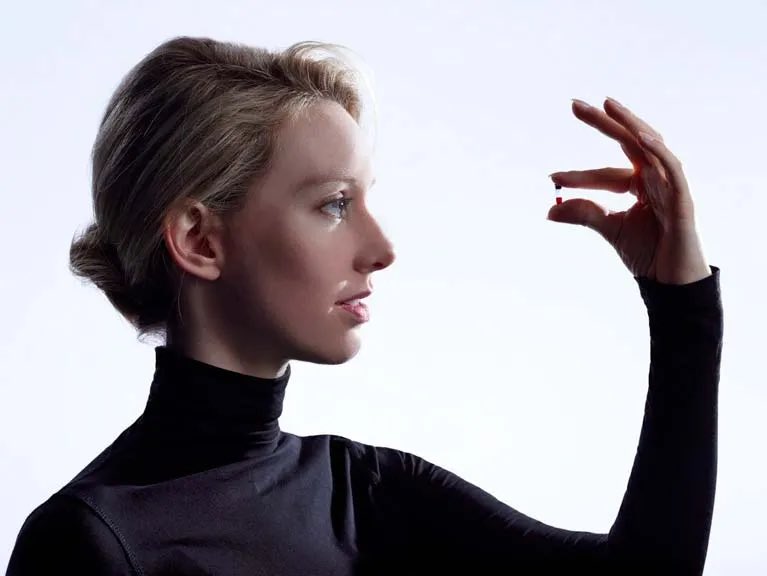 Elizabeth Holmes, esta morra fue sentenciada a poco más de 11 años de prision por un fraude multimillonario, le llamaban “la próxima Steve Jobs”, ya que presentó la idea de un laboratorio portátil que daría resultados en minutos a partir de una sola gota de sangre