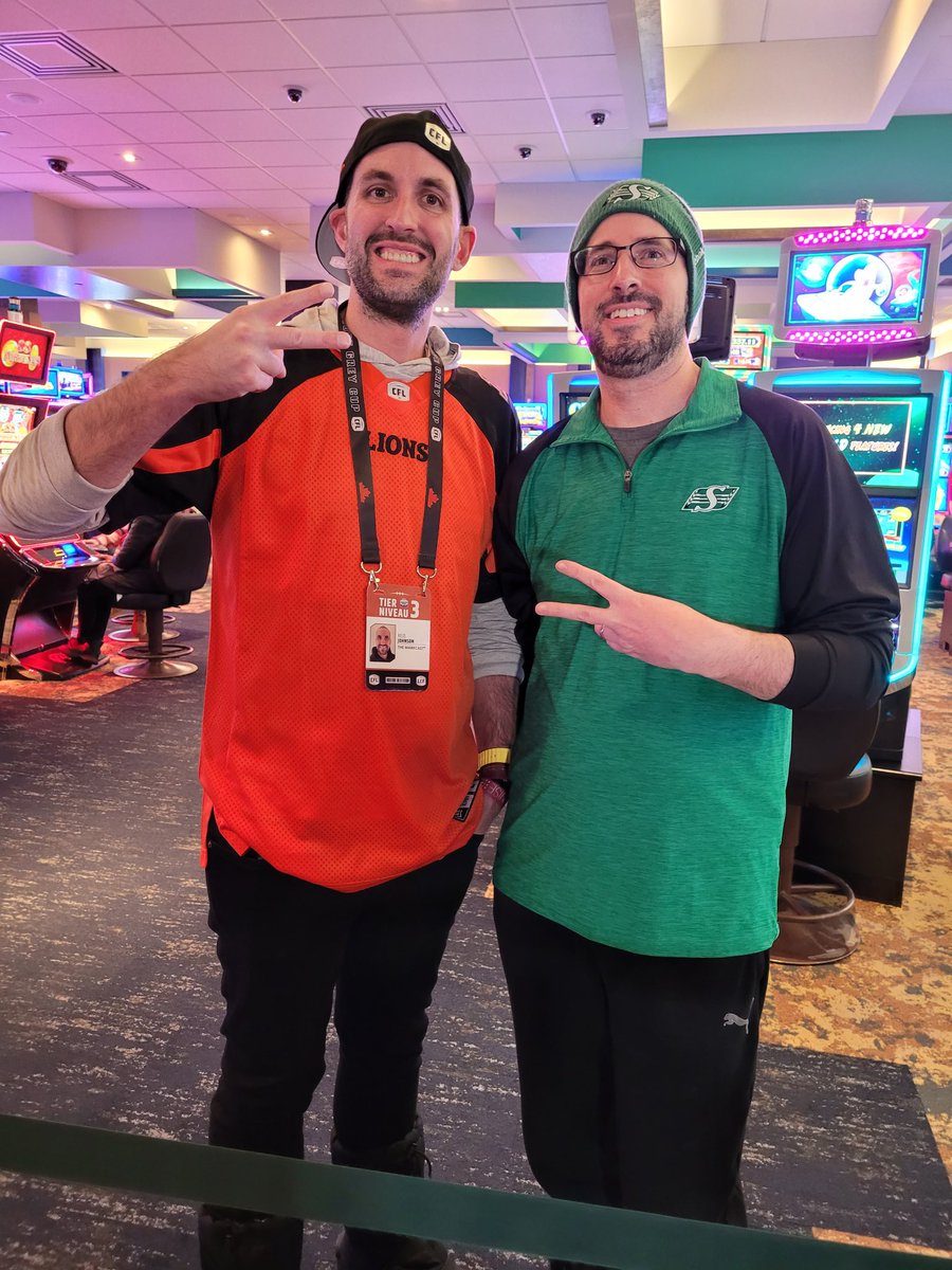 Shane32583556's tweet photo. @the_markcast @CFL @GreyCupFestival @GCFunPolice Great to meet my Doppelganger in person. @reidjohnson Great way to celebrate Grey Cup weekend at Casino Regina! https://t.co/lI7jvKCkDm